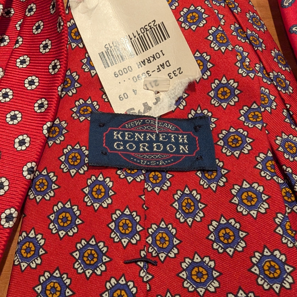 Stylish Red Patterned Tie Collection - Picture 5 of 6